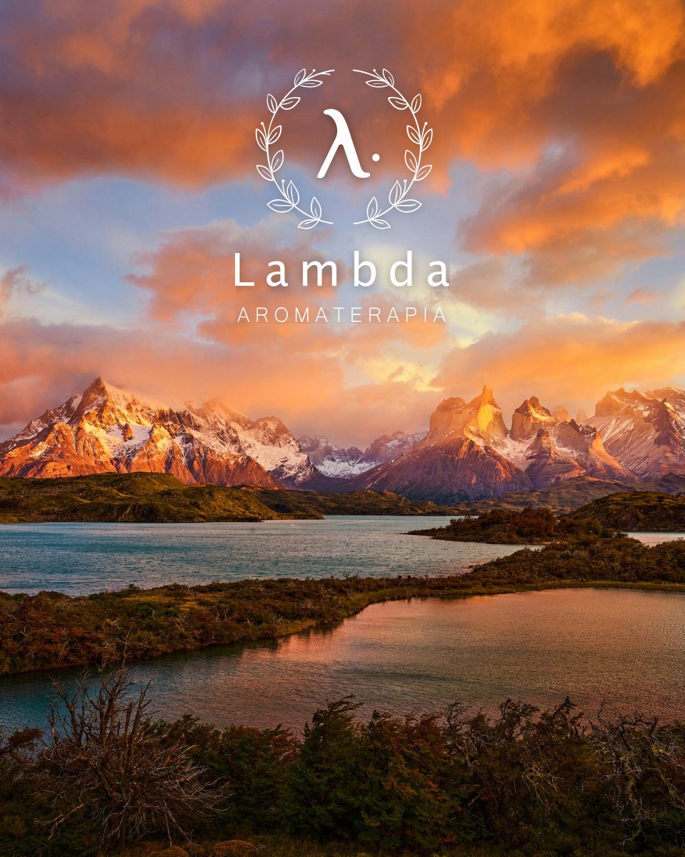 Torres del Paine con Lago Pehoé al atardecer, Patagonia chilena